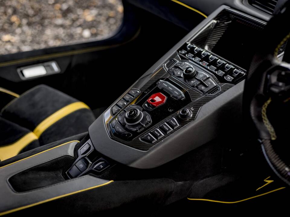 Image 17/21 of Lamborghini Aventador LP 750-4 SV (2016)