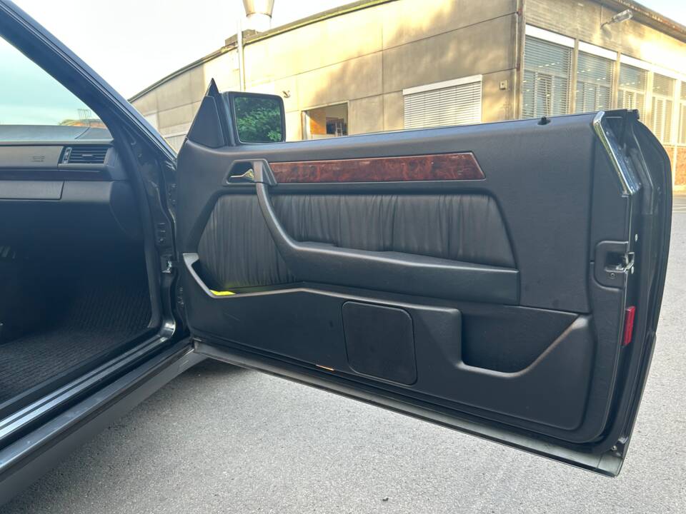 Image 21/47 of Mercedes-Benz 300 CE-24 (1992)