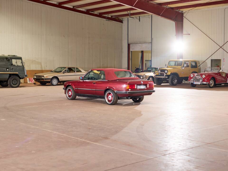Image 12/45 of BMW 320i (1990)