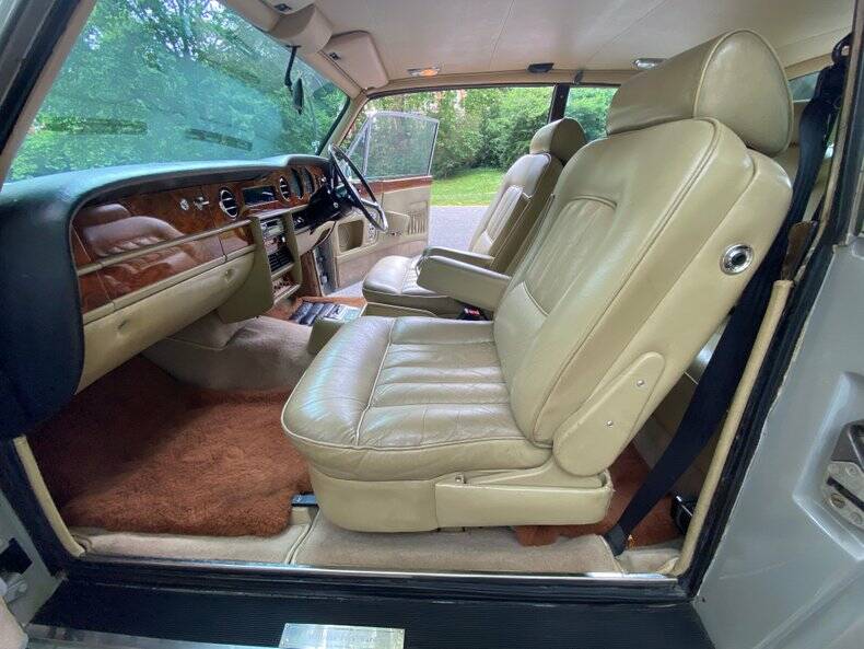 Image 19/50 of Bentley Corniche (1980)