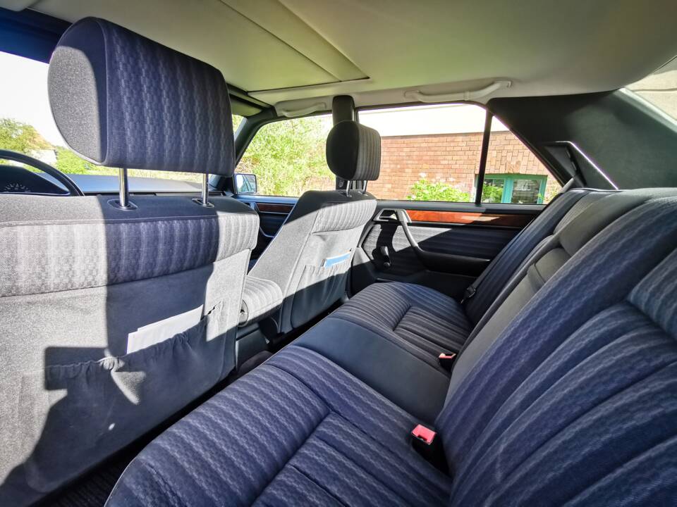 Bild 23/26 von Mercedes-Benz 300 E (1991)