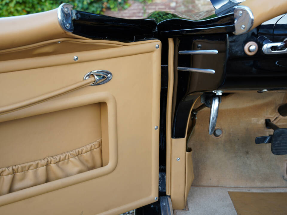 Image 27/50 of Nash-Healey Roadster (1953)