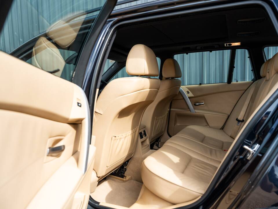 Imagen 35/65 de BMW 545i Touring (2005)