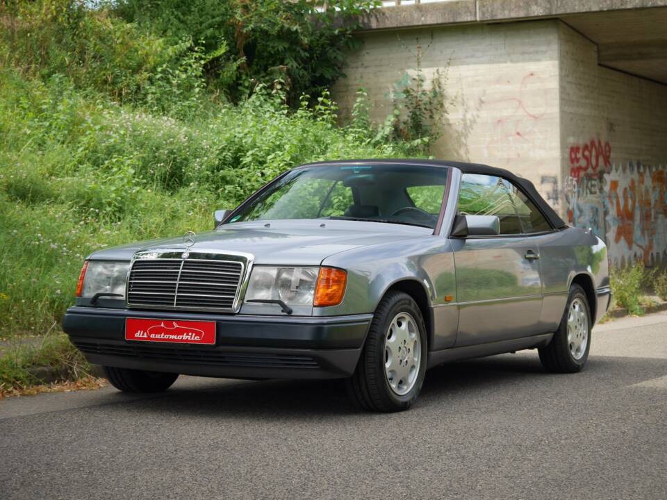 Image 42/50 de Mercedes-Benz 320 CE (1994)