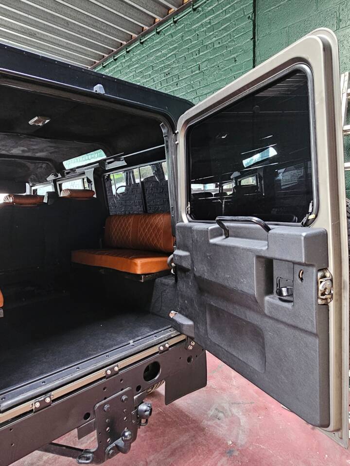 Image 17/18 of Land Rover Defender 110 Td5 (2000)