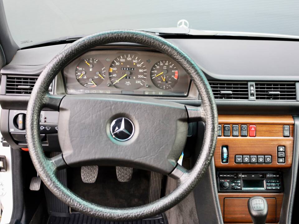 Immagine 8/18 di Mercedes-Benz 200 TE (1989)