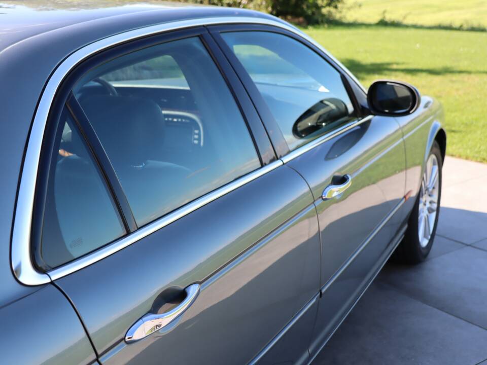 Image 14/50 of Jaguar XJ 8 4.2 (2004)