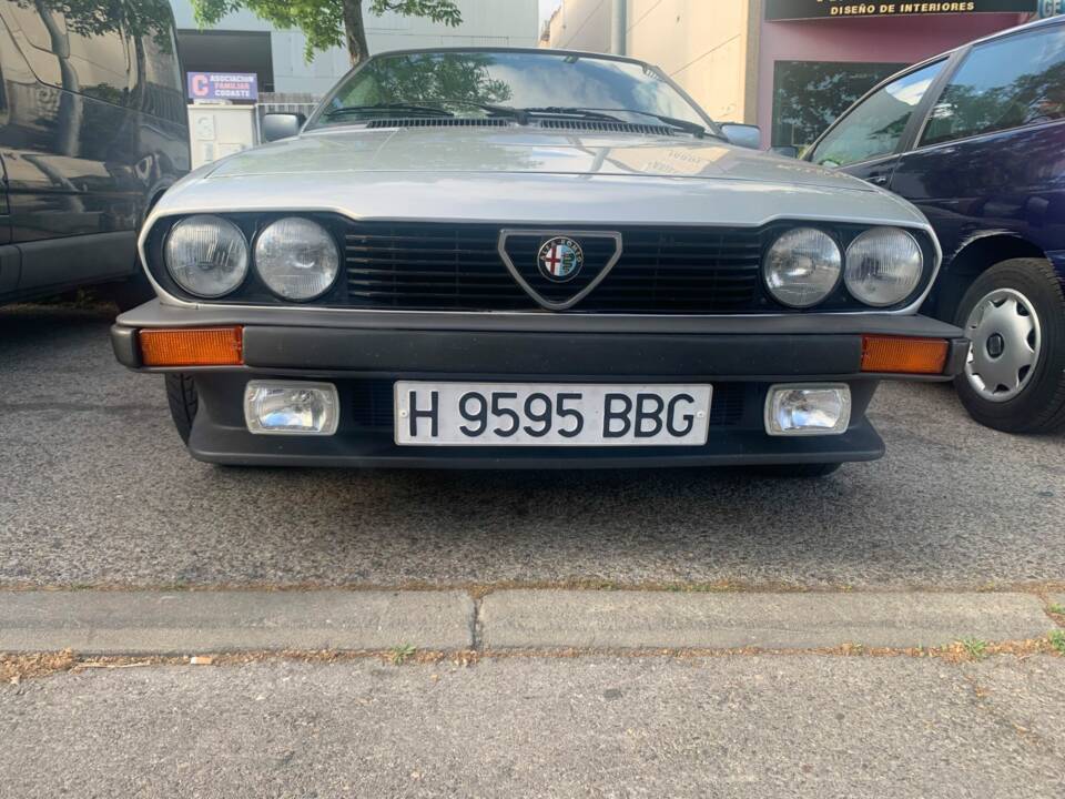 Imagen 2/4 de Alfa Romeo Alfetta 2.0 (1984)