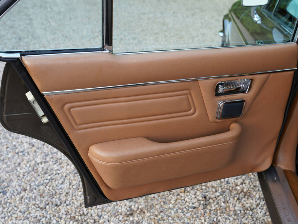 Bild 35/50 von Jaguar XJ 6 L 4.2 (1975)