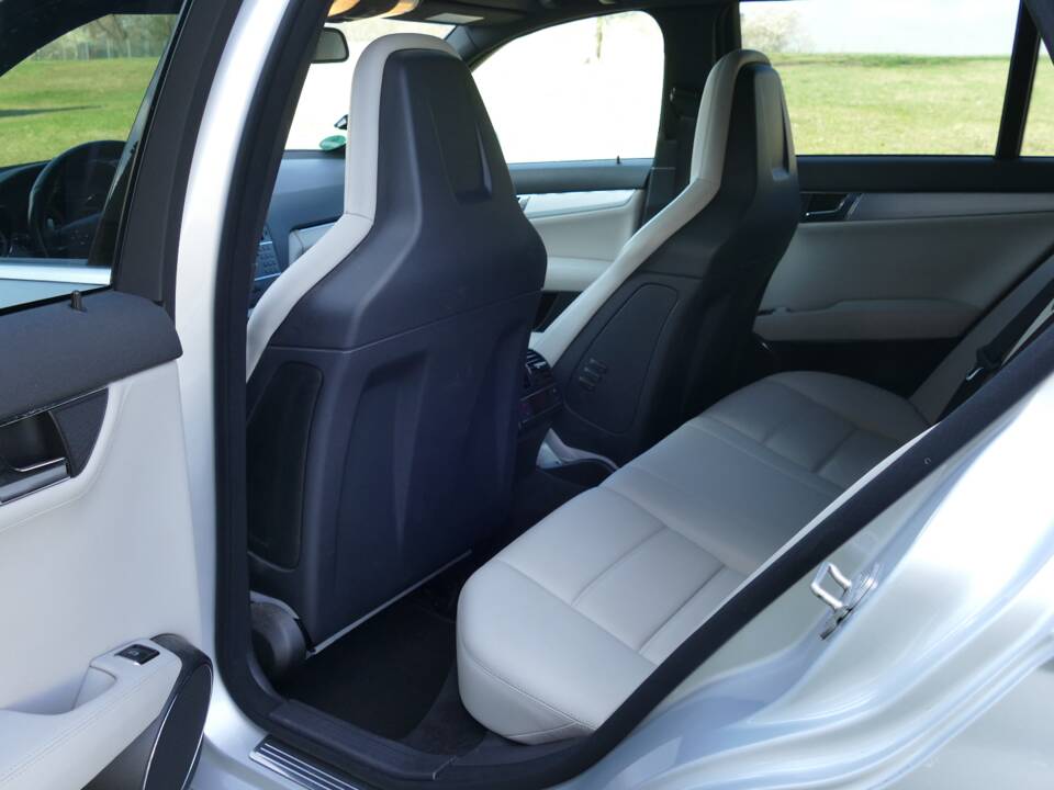 Imagen 14/18 de Mercedes-Benz C 63 AMG T (2010)