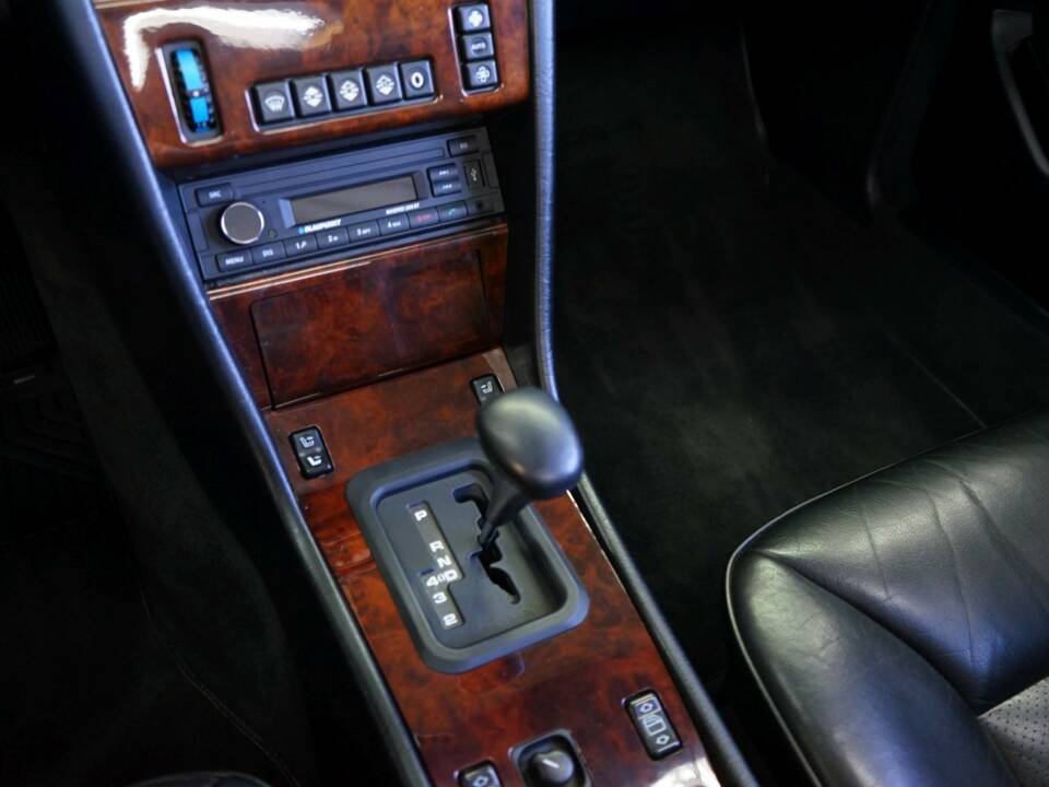 Immagine 21/30 di Mercedes-Benz 320 CE (1993)