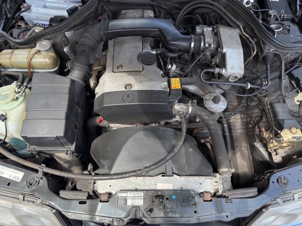 Imagen 20/24 de Mercedes-Benz E 220 (1993)
