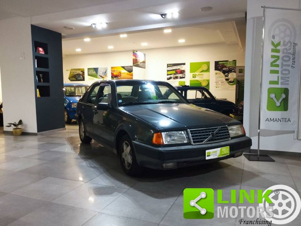 Image 2/10 of Volvo 440 (1989)