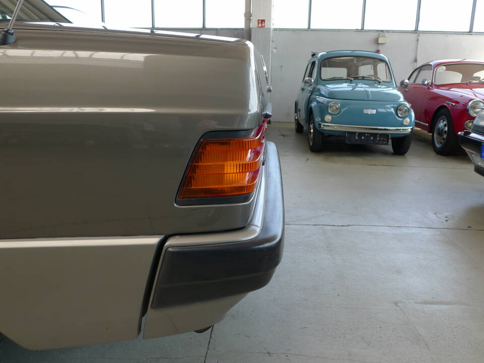 Image 28/34 de Mercedes-Benz 190 E 1.8 (1991)