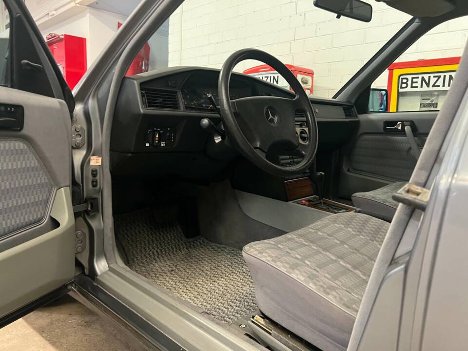 Image 8/22 of Mercedes-Benz 190 E 2.3 (1992)