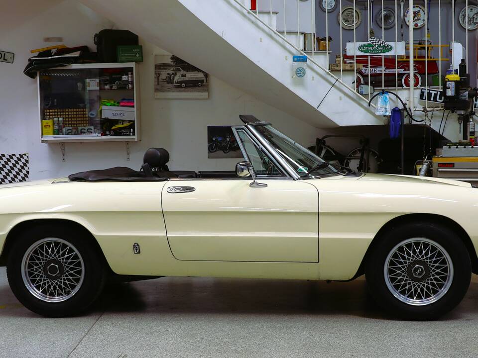Image 4/25 of Alfa Romeo 2000 Spider Veloce (1982)