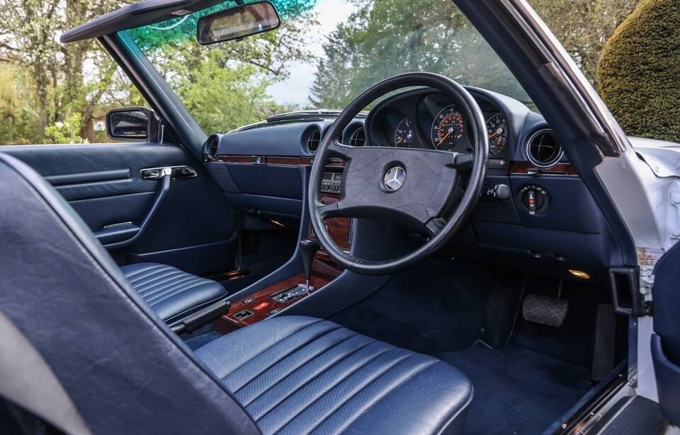 Image 13/35 of Mercedes-Benz 300 SL (1989)