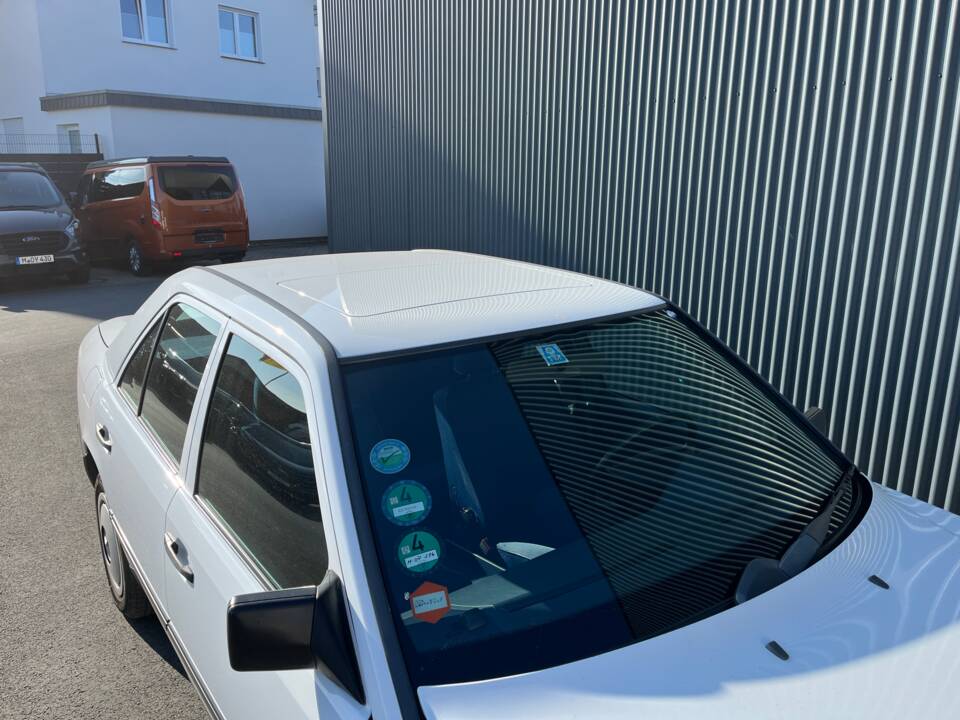 Image 3/6 of Mercedes-Benz 260 E 4-Matic (1987)