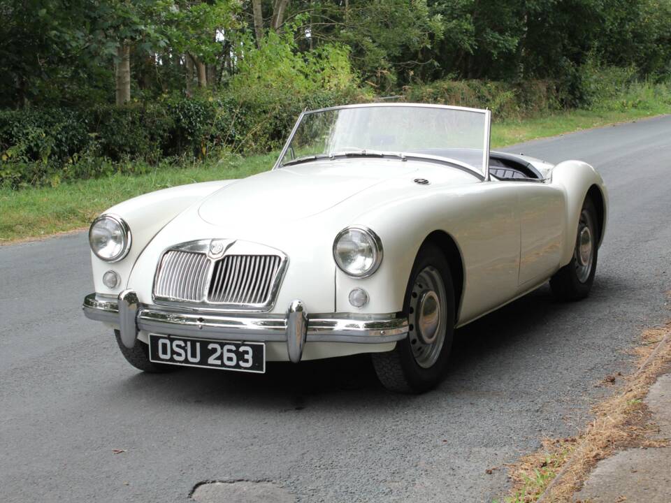 Image 3/15 of MG MGA 1500 (1958)