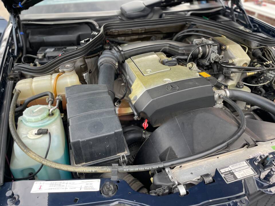 Image 13/25 of Mercedes-Benz E 200 (1996)