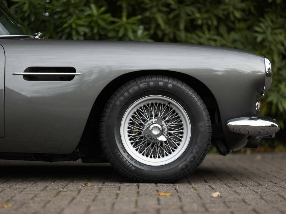 Image 14/50 of Aston Martin DB 4 (1962)
