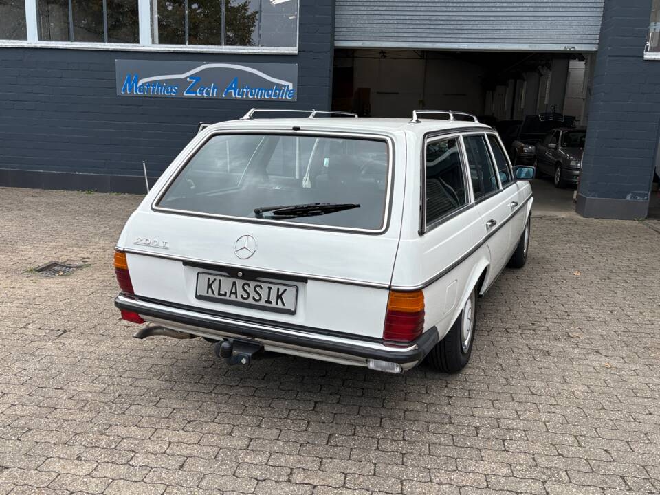 Image 14/66 of Mercedes-Benz 200 T (1984)