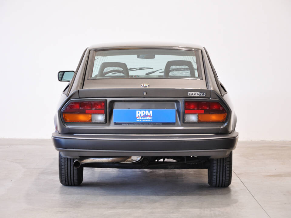 Image 26/34 de Alfa Romeo GTV 6 2.5 (1986)