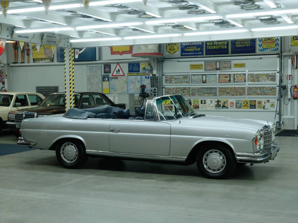 Image 14/50 of Mercedes-Benz 280 SE 3,5 (1970)
