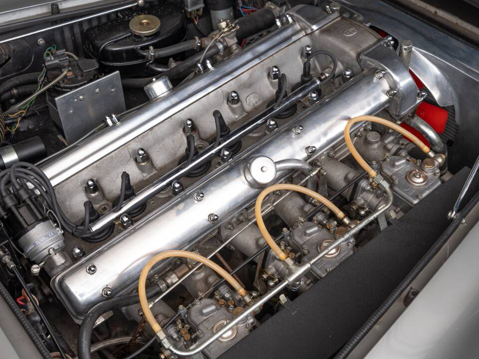 Bild 33/36 von Aston Martin DB 6 Vantage (1966)