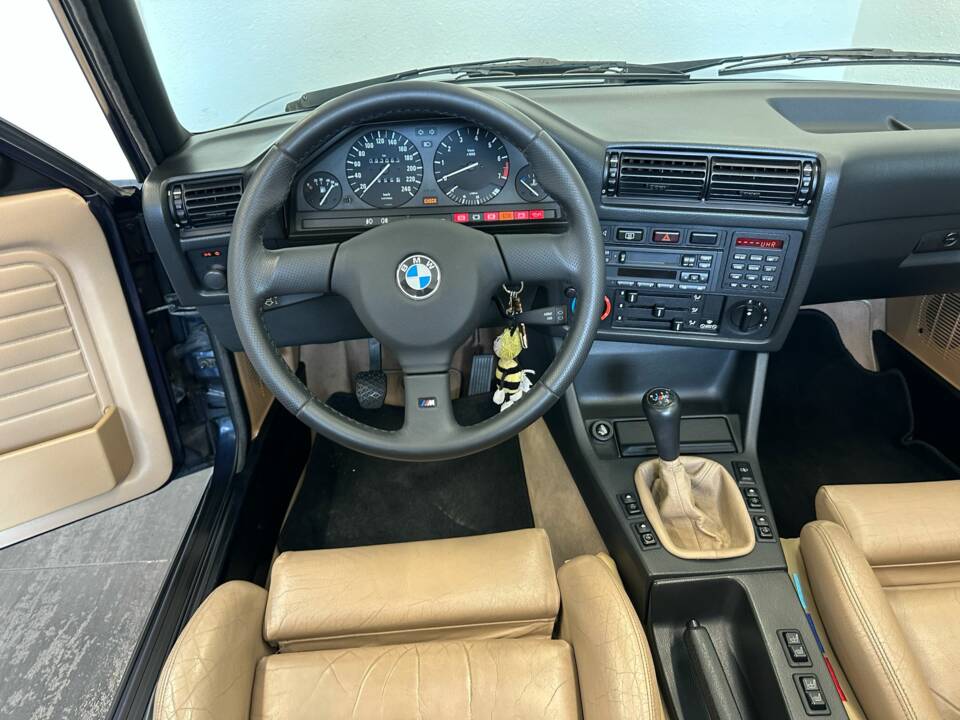 Bild 25/50 von BMW 325i (1989)