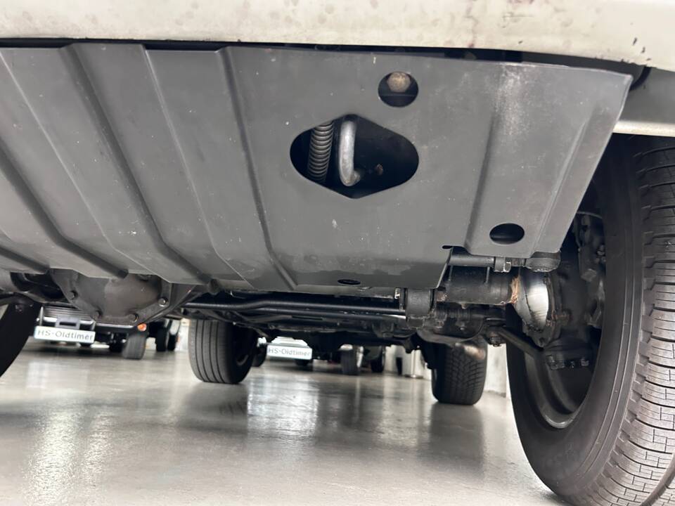 Image 20/28 of Mercedes-Benz G 500 (SWB) (1999)