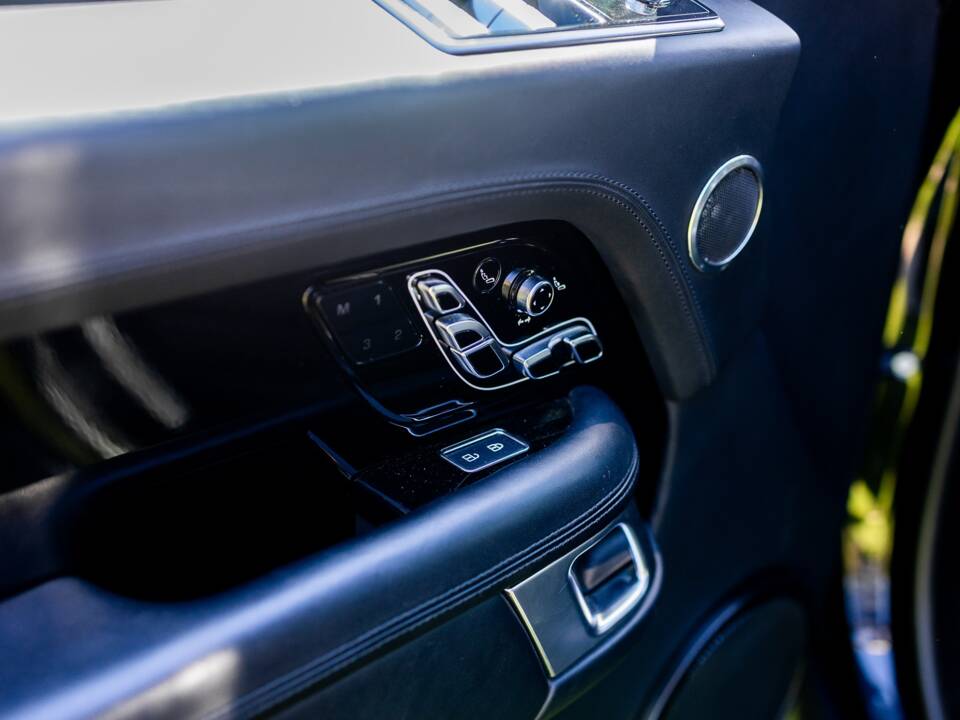 Image 27/49 of Land Rover Range Rover V8 Armoured (2022)