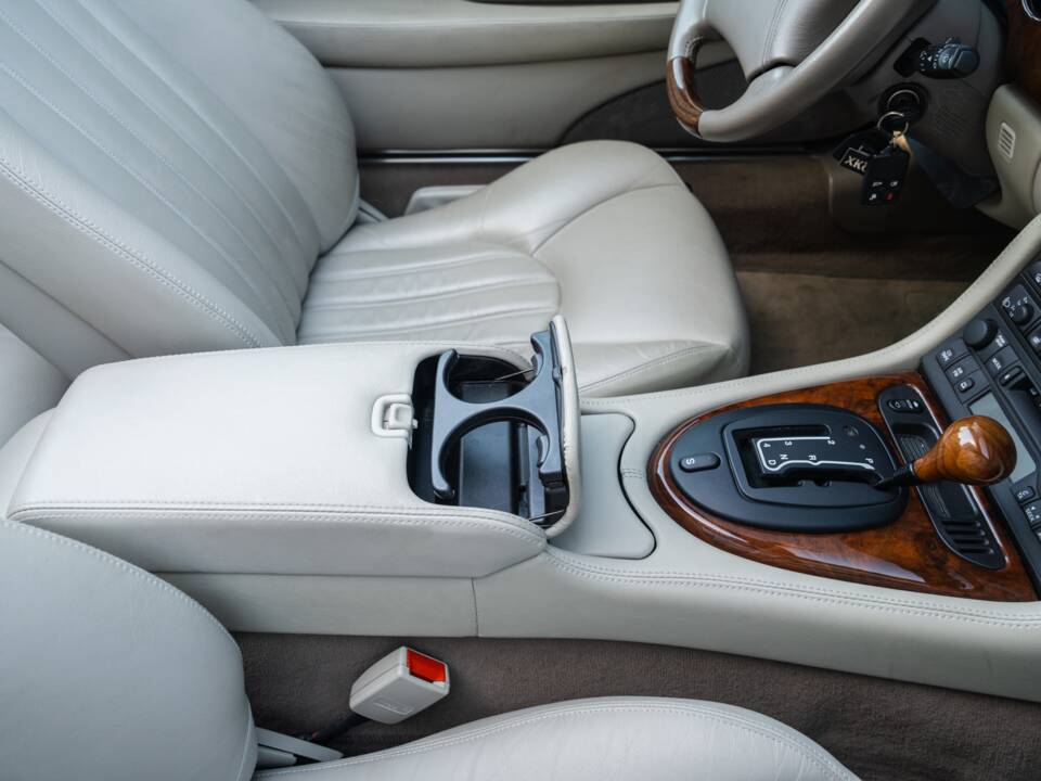 Image 54/91 de Jaguar XK8 4.0 (2000)