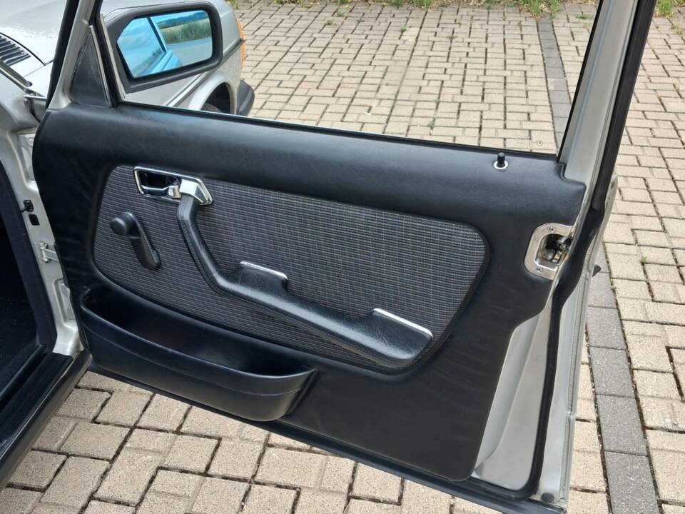 Afbeelding 22/25 van Mercedes-Benz 230 E (1984)