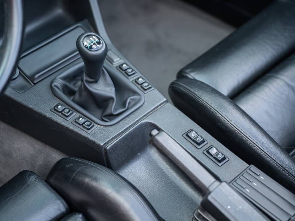 Image 33/99 of BMW 320i (1989)