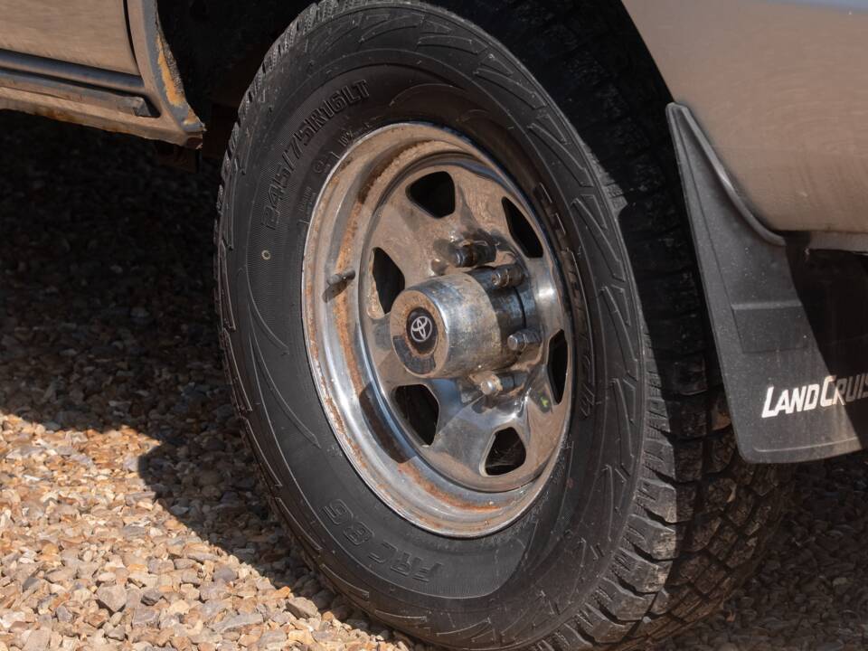 Image 32/46 of Toyota Land Cruiser HJ61 GX (1988)