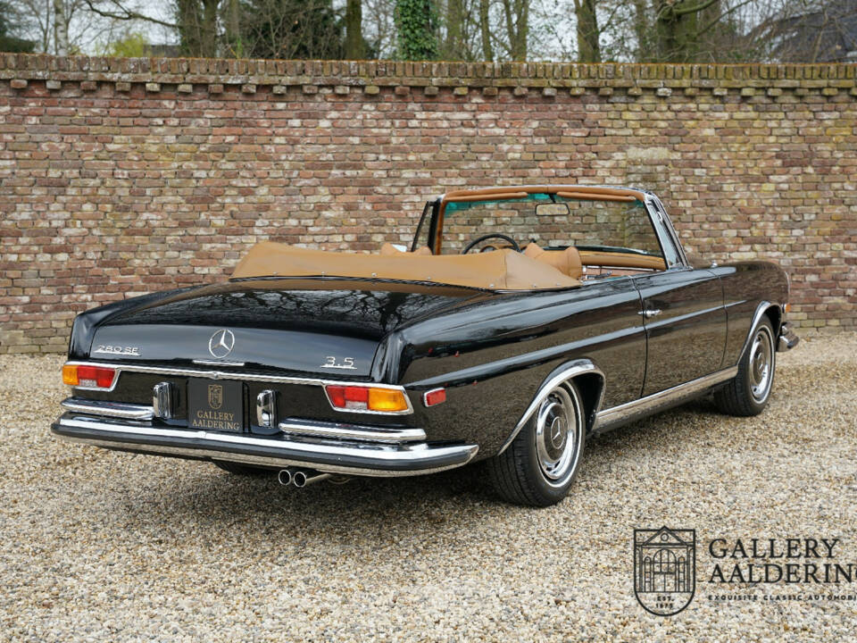 Image 17/50 de Mercedes-Benz 280 SE 3,5 (1971)