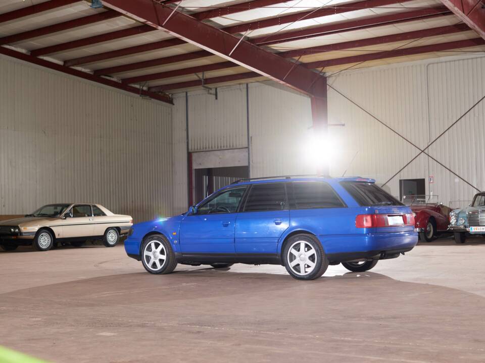 Image 33/113 of Audi S6 Plus Avant (1996)