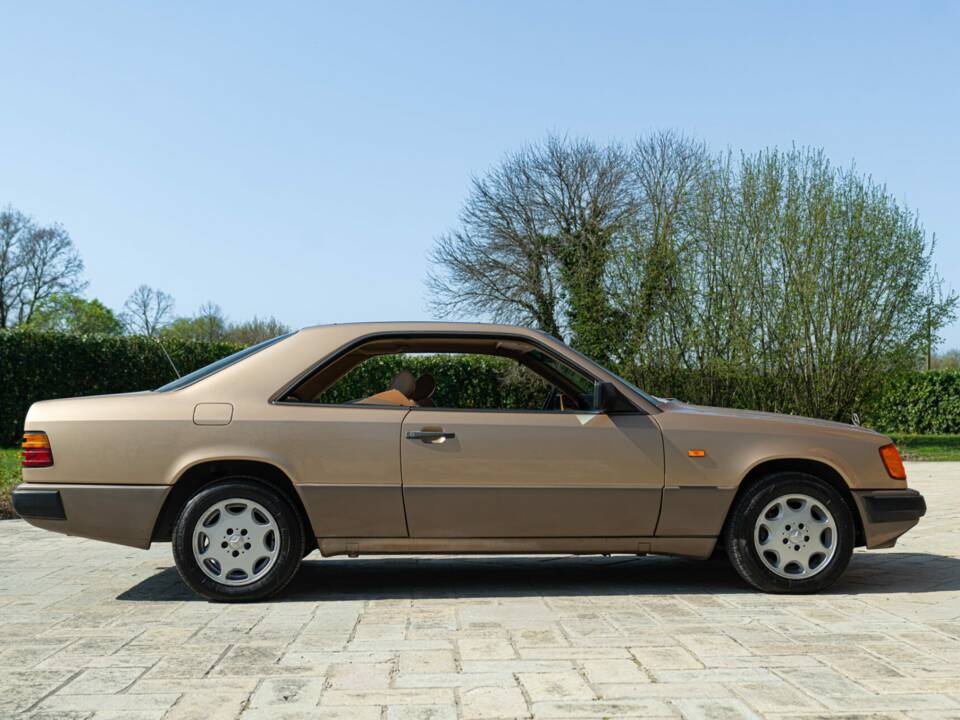 Image 5/46 de Mercedes-Benz 300 CE (1988)