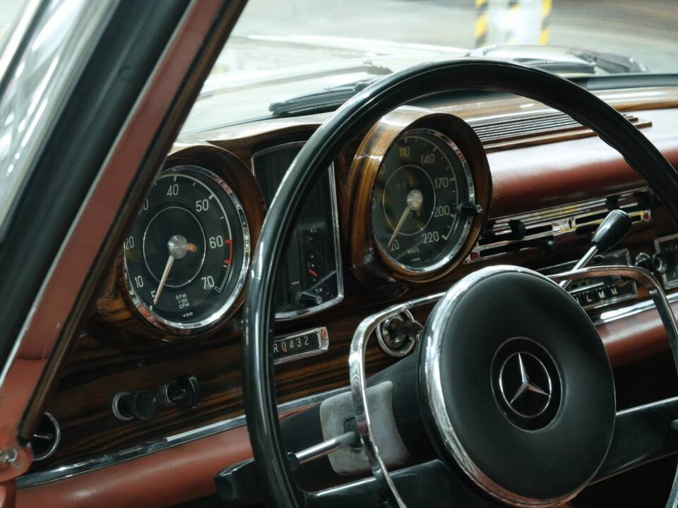 Image 22/50 of Mercedes-Benz 300 SE (1966)