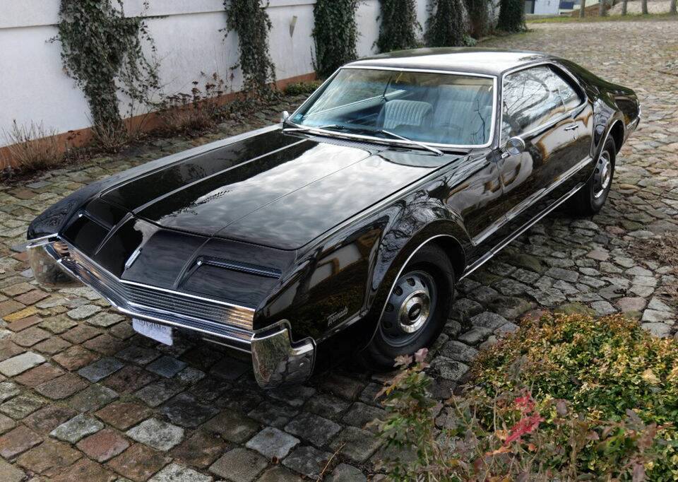 Image 1/8 of Oldsmobile Toronado (1966)