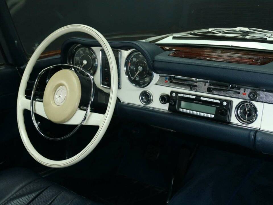 Image 23/50 of Mercedes-Benz 280 SL (1968)