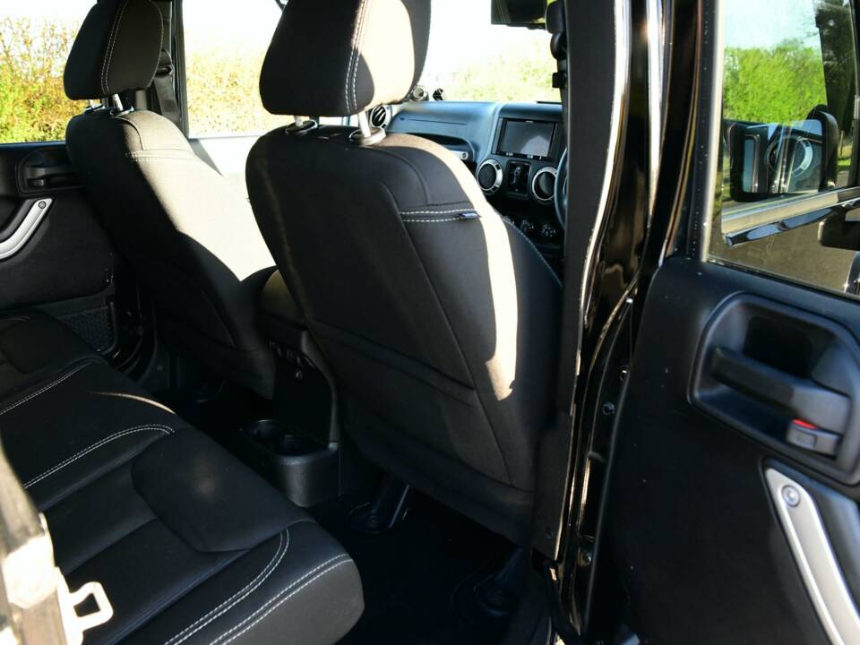 Image 38/50 de Jeep Wrangler Sahara 4.0L (2014)