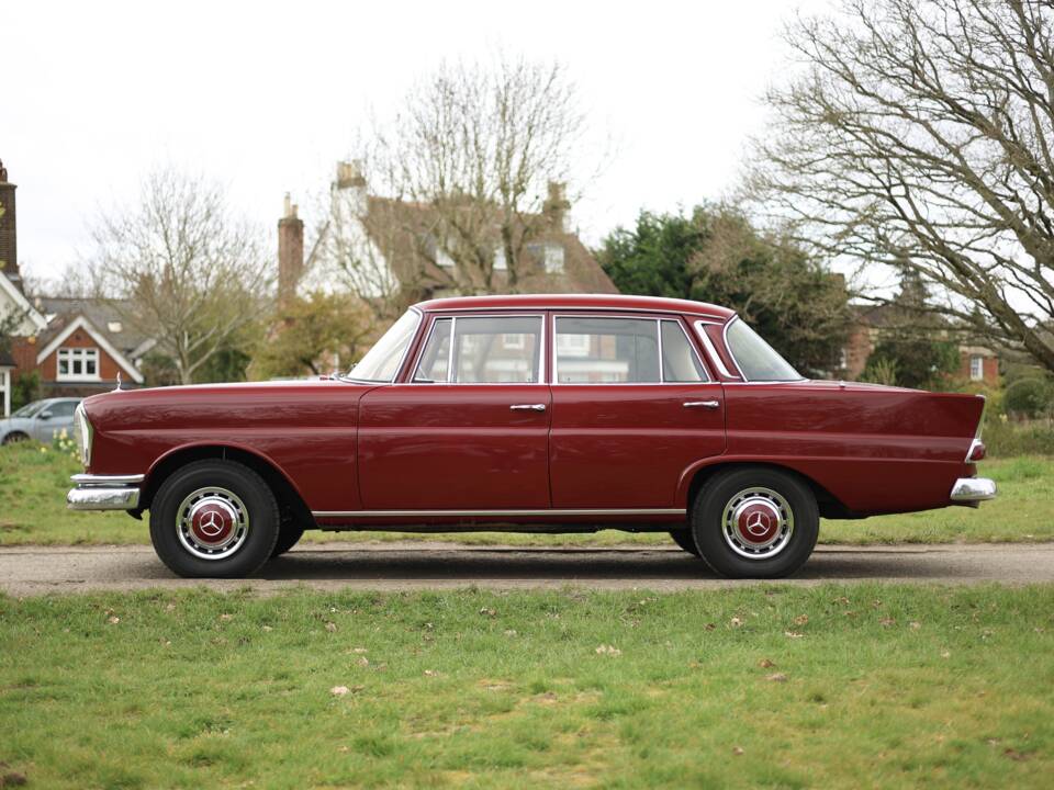 Image 24/50 of Mercedes-Benz 220 (1967)