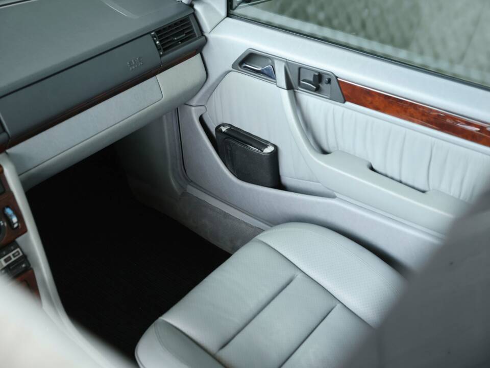 Bild 49/50 von Mercedes-Benz 500 E (1993)