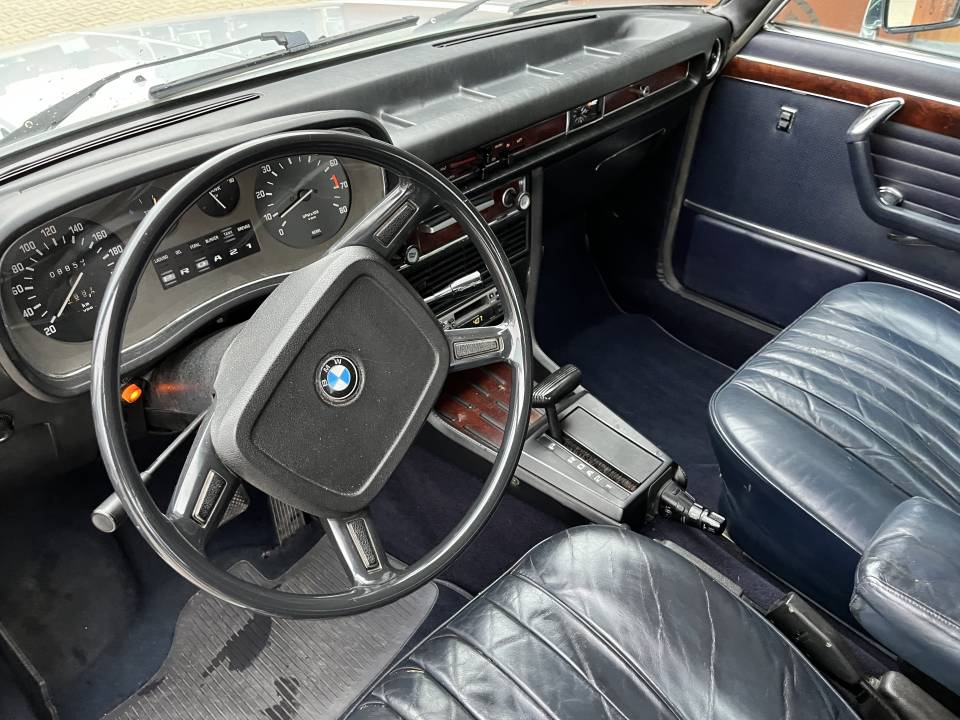Imagen 7/13 de BMW 3,3 Li (1976)