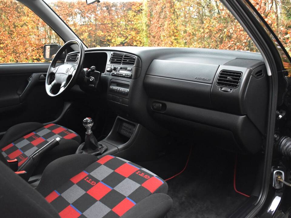 Image 32/41 de Volkswagen Golf III 2.0 GTI &quot;Edition&quot; (1997)