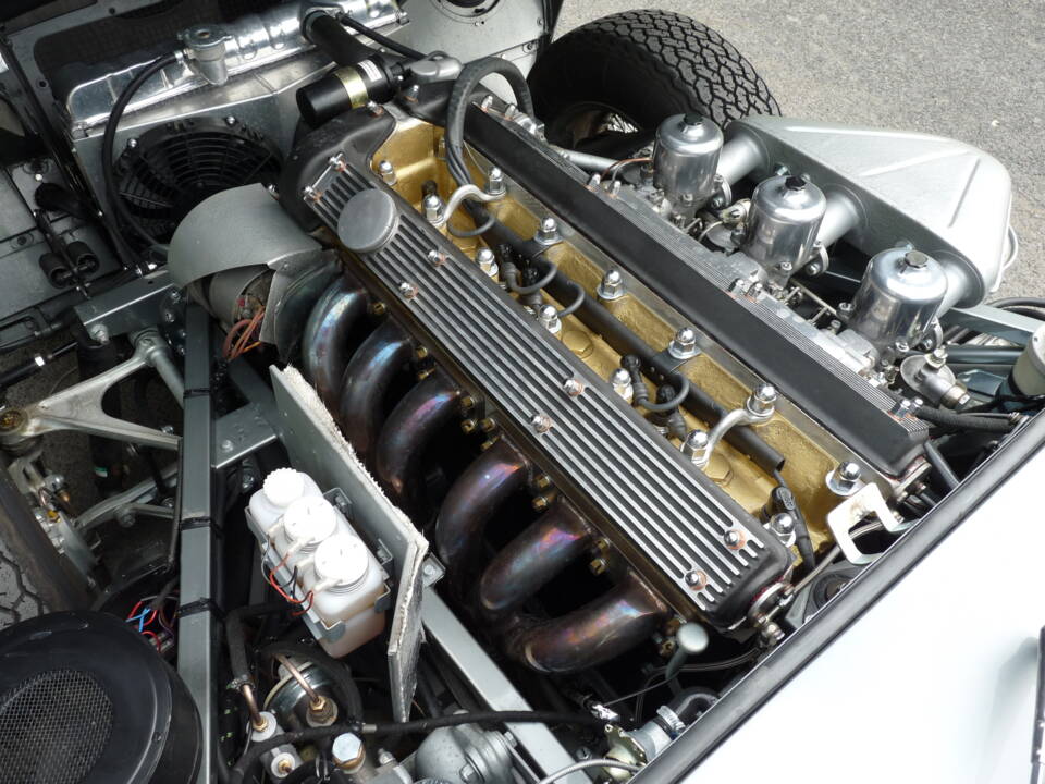 Image 20/22 de Jaguar E-Type (1968)