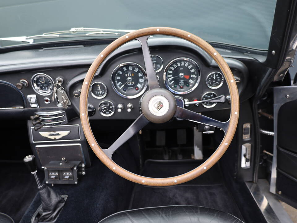 Immagine 10/24 di Aston Martin DB 6 Volante (1967)