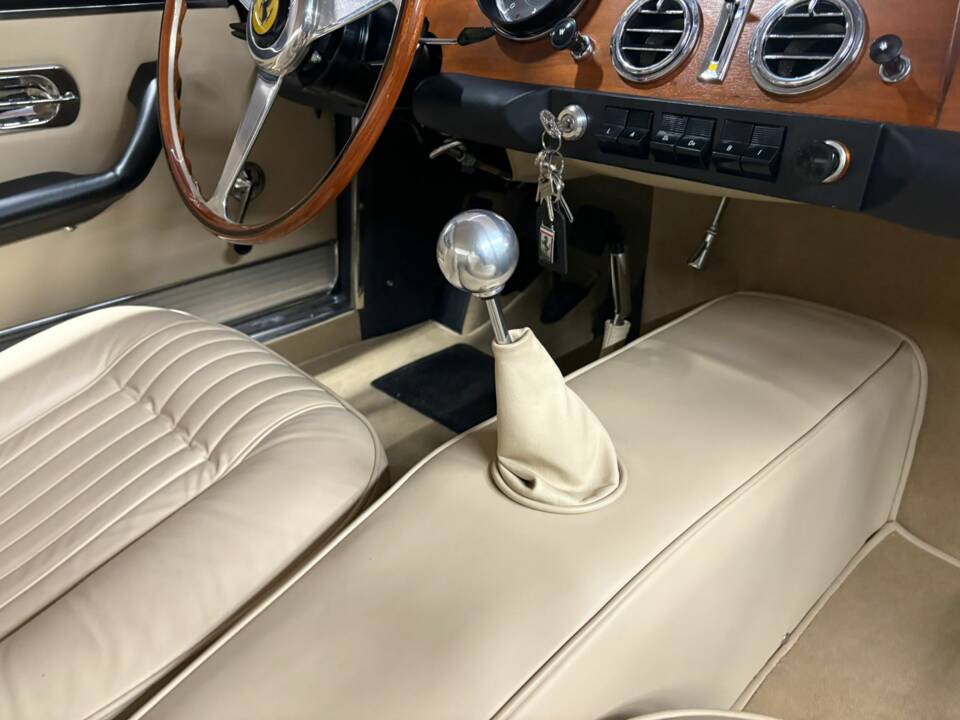 Image 25/50 of Ferrari 330 GT 2+2 (1965)